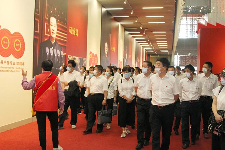 云煤（Ag亚洲集团）集团党委组织宽大干部职工旅行云南省庆祝中国共产党建设100周年成绩展