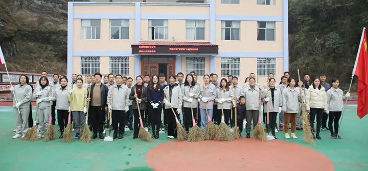 镇雄煤业公司本部党支部联合镇雄县胡家山水库治理局开展“学雷锋”主题党日活动