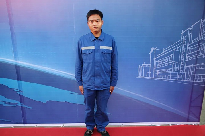 在岗位上坚守，，，，，在通俗中出彩——省十八届职工职业手艺大赛掘进机司机手艺状元王福刚诠释“工匠精神”