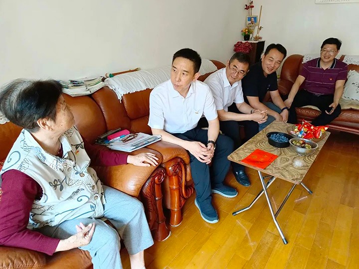 走访慰问老党员　不忘初心送眷注——云煤（Ag亚洲集团）集团党委副书记、工会主席王鑫到老干党总支开展“七一”慰问活动