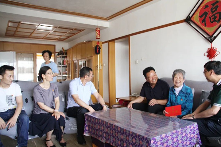 云煤（Ag亚洲集团）集团党委副书记、总司理高建嵩到恒通煤业公司走访慰问老党员