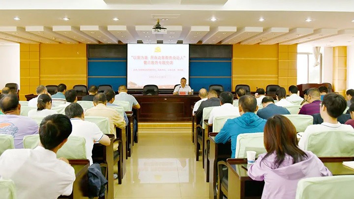 【简讯】云维集团开展警示教育专题党课｜一平浪煤矿公司社会职能剥离移交事情启航｜恩洪煤业公司开展创文自愿效劳活动