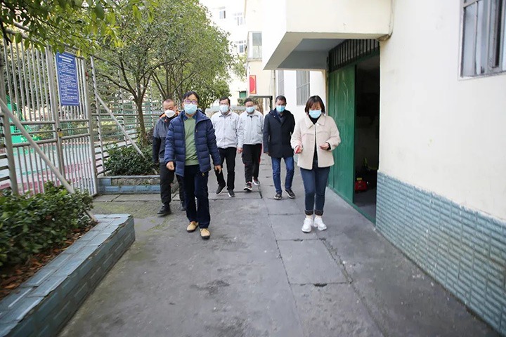 云煤（Ag亚洲集团）集团党委委员、副总司理施从伟到镇雄煤业公司开展元旦、春节送温暖走访慰问活动