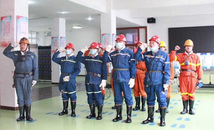 云煤（Ag亚洲集团）集团专职外部董事寸延峰一行到镇雄煤业公司调研