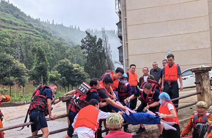 要害时刻冲在前，，，，，，，，防汛抢险护平安，，，，，，，，云煤集团在行动！