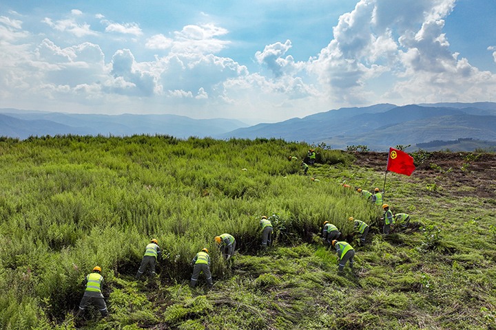 “镜”指“幕后英雄”！ 先锋煤业职工以汗水铸就责任，，，，，，共绘企业生长优美蓝图