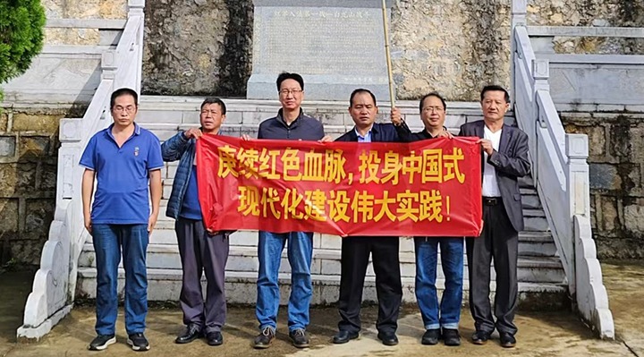 羊场口公司党总支组织开展思念先烈祭扫主题党日活动