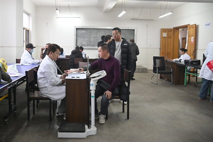 陆东煤矿公司开展职业康健体检活动