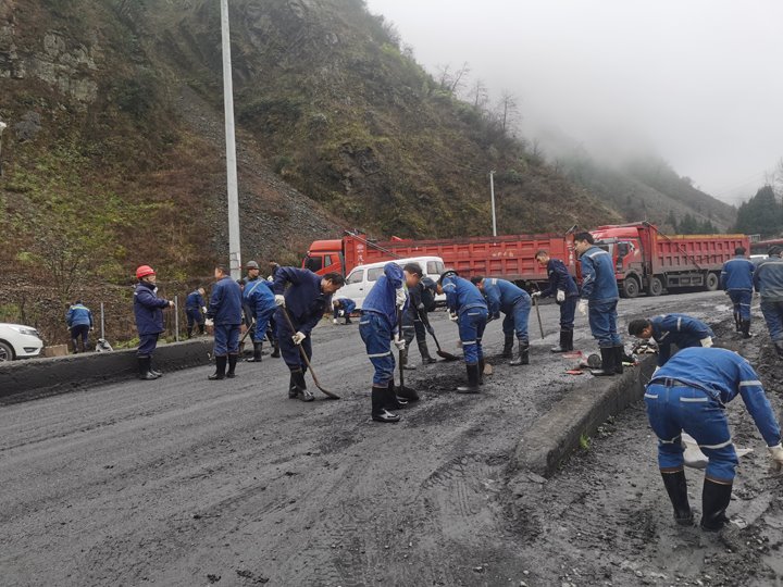 携手共进，，，，，，，，共筑漂亮矿山